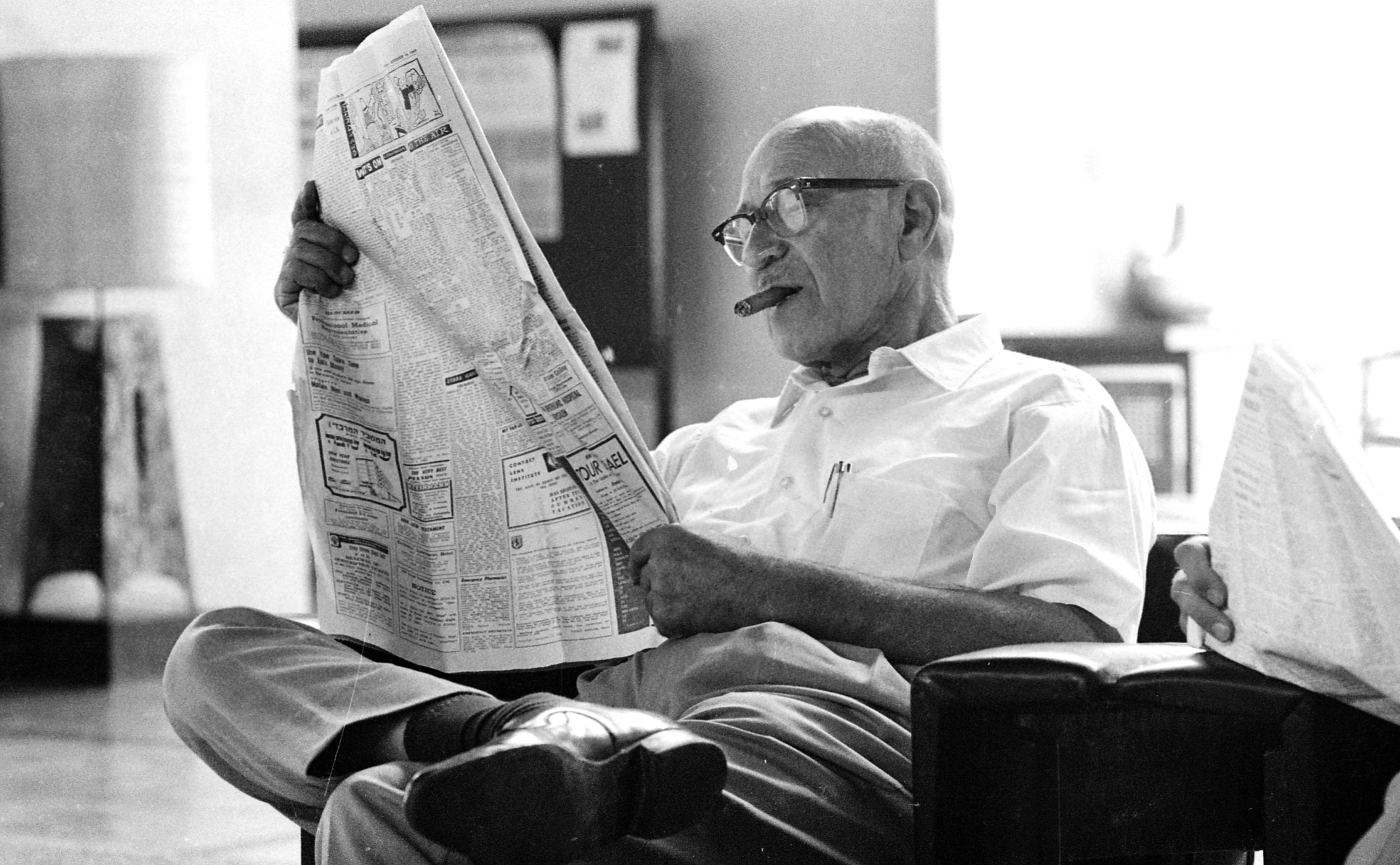 Read a newspaper. Moshe David Hacohen Malmo.