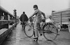 רוכב אופניים על הגשר הגדול סאניו, קיוטו – הספרייה הלאומית