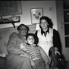 הסופר מרדכי טביב ואשתו יחד עם בנם גלי