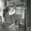 שיעורי אריגה בבי"ס אורט טכניקום גבעתיים – הספרייה הלאומית