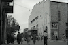 אנשים הולכים בירושלים ליד בית קולנוע אדיסון – הספרייה הלאומית
