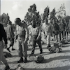 הרב הצבאי הראשי, הרב גורן, מגיע לצנוח יחד עם החיילים בחטיבת הצנחנים – הספרייה הלאומית