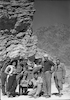 קבוצה לצד ג'יפ וברקע הרי אילת – הספרייה הלאומית