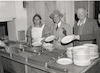 הפילנטרופ האמריקאי פרד מונסון עורך סיור במפעלי הועד למען החייל. מונסון זוכה לסעודה בחדר אוכל לחיילים – הספרייה הלאומית