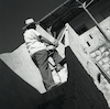הצייר שמשון הולצמן מצייר את העיר צפת מגרם מדרגות