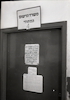 דלת משרד הרישום המחוזי עם שלטים בעברית ובידייש בין השאר פנייה לחוזרים מן השבי