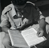 פורטרט של חייל דתי קורא ספר תהילים