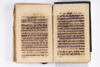 פרוש תפלה ופיוטים.