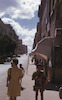 בטי לוין מטיילת ברחובות ירושלים בזמן ההפוגה בקרבות – הספרייה הלאומית