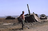 רמת הגולן, מלחמת יום הכיפורים: חייל צה"ל מצטלם ליד טנק סורי נטוש – הספרייה הלאומית