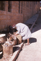 אזרח ירושלמי מחפש שאריות מזון בפחים בעת המצור על ירושלים – הספרייה הלאומית