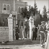 אנשים במעבר מנדלבאום בין ישראל וירדן בירושלים.