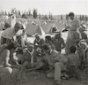 צעדת צה"ל 1958, חיילים עם כאפיות ליד מחנה האוהלים – הספרייה הלאומית