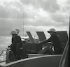 חיילים על סיפון ספינה של חיל הים בעת תרגיל בים.