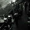 קצין בחיל הים עולה לסיפון ספינה.