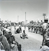 יום העצמאות 1955, קהל צופה במצעד צה"ל – הספרייה הלאומית