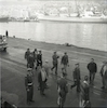 קצינים בחיל הים על הרציף בנמל לפני הפלגה.