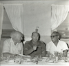 הסופר מרדכי טביב (מימין) במהלך ארוחה עם האלוף אברהם יפה וחבר הכנסת אהרן ציזלינג.