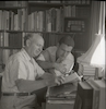 הסופר יוסף אריכא ובנו, הסופר והאמן עמוס אריכא, בספריית ביתם.