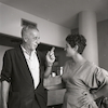 נתן אלתרמן משוחח עם השחקנית יונה עטרי בקפה "כסית" – הספרייה הלאומית