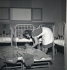 גננת במעברה משכיבה ילד לישון – הספרייה הלאומית