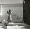 הפסל "האם והילד" של האמנית חנה אורלוף בקיבוץ עין גב – הספרייה הלאומית