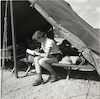 חיילת כותבת מכתב באוהל המגורים – הספרייה הלאומית