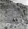 חדווה ואביטל מטיילות במבצר כוכב הירדן המשקיף על בקעת הירדן – הספרייה הלאומית