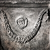 תבליטים שנמצאו בבית שערים על ארונות קבורה.