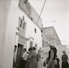 תיירים מבקרים בבית הכנסת של האר"י ברובע האשכנזי בצפת – הספרייה הלאומית