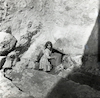 ילדה ממלאת מים במעין אבישג בכפר סולם – הספרייה הלאומית