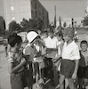 תלמידים משחקים בחצר ביום הראשון ללימודים ב"בית הס" ברמת אביב – הספרייה הלאומית