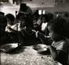 ילדות אוכלות בגן בראש העין – הספרייה הלאומית