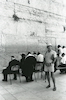 אהרן ירושלמי ואנשים מתפללים בכותל המערבי בירושלים.