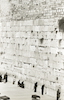 אנשים מתפללים בכותל המערבי בירושלים – הספרייה הלאומית