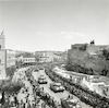 קהל צופה במצעד צה"ל ביום העצמאות בירושלים לאחר הניצחון במלחמת ששת הימים – הספרייה הלאומית