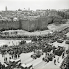 קהל צופה במצעד צה"ל ביום העצמאות בירושלים לאחר הניצחון במלחמת ששת הימים – הספרייה הלאומית