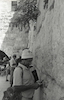 אהרן ירושלמי מניח פתק בכותל המערבי בירושלים.