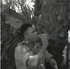 קצין שותה מיץ מתחת עץ דקל בדרך לאילת – הספרייה הלאומית
