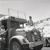 פורטרט של אשה ישובה על אוטובוס בהרי אילת – הספרייה הלאומית