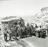 קבוצת מטיילים שהגיעו באוטובוס מתל אביב במפגש עם חיילים בהרי אילת, בדרך לאילת – הספרייה הלאומית