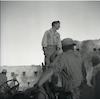 יעקב גרנק עומד על ג'יפ במשטרת עיראק סואידן הכבושה.