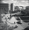 תנועת מכוניות והולכי רגל בכיכר מוגרבי בתל אביב – הספרייה הלאומית
