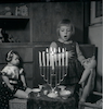 חנוכה 1949, ילדה מתפעלת מהחנוכיה.