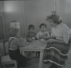 מושב ברוש שבנגב, גננת משחקת עם ילדים – הספרייה הלאומית