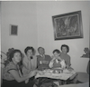 צילום משפחתי, בוריס כרמי במרכז.
