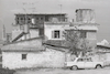 בתים בכפר שייח' מוניס, שאדמותיו סופחו לשטח המוניציפלי של תל אביב עליו הוקמה לימים אוניברסיטת תל אביב – הספרייה הלאומית