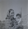 פורטרט של ילדה ואמה במושב אשתאול בפרוזדור ירושלים.