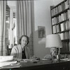 פורטרט של לאה גולדברג בשולחן עבודתה.