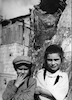 שני דמויות של ילדים מבתים דתיים אשכזיים בשכונת מזכרת משה, נחלאות, ירושלים.